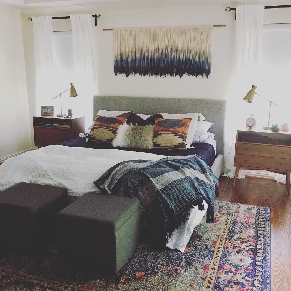 Kleines Stilmix Hauptschlafzimmer ohne Kamin mit weißer Wandfarbe, braunem Holzboden und braunem Boden in Dallas