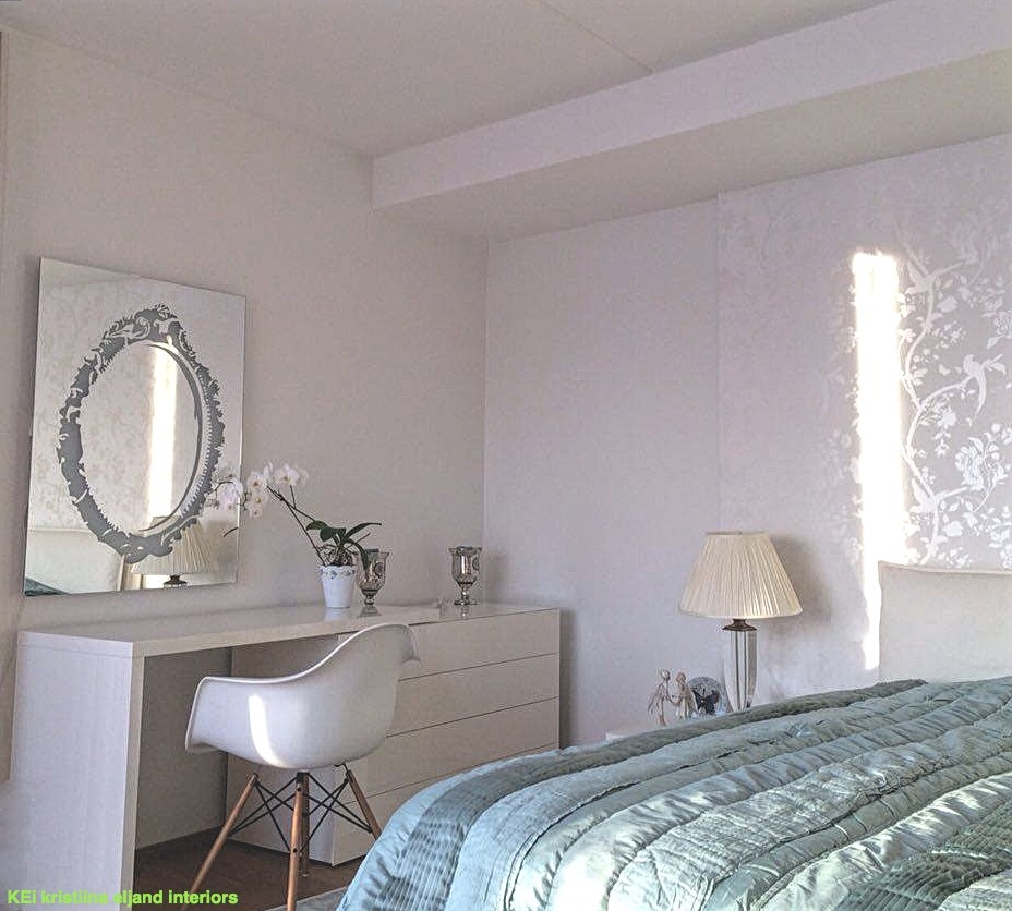 Kleines Modernes Hauptschlafzimmer mit weißer Wandfarbe und hellem Holzboden in Toronto