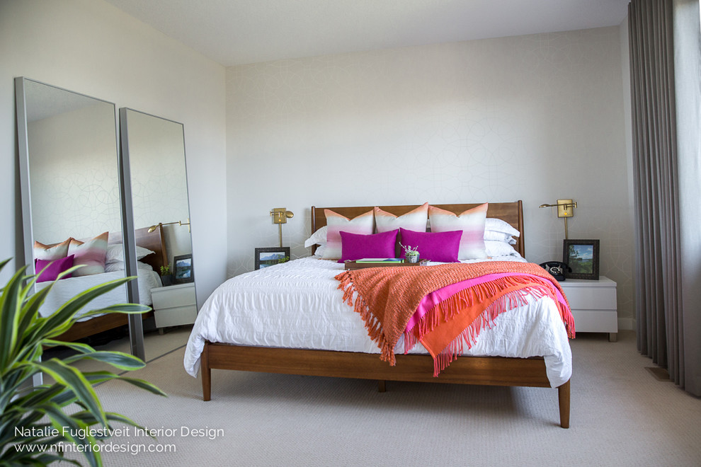 Источник вдохновения для домашнего уюта: хозяйская спальня среднего размера в стиле ретро с белыми стенами и ковровым покрытием
