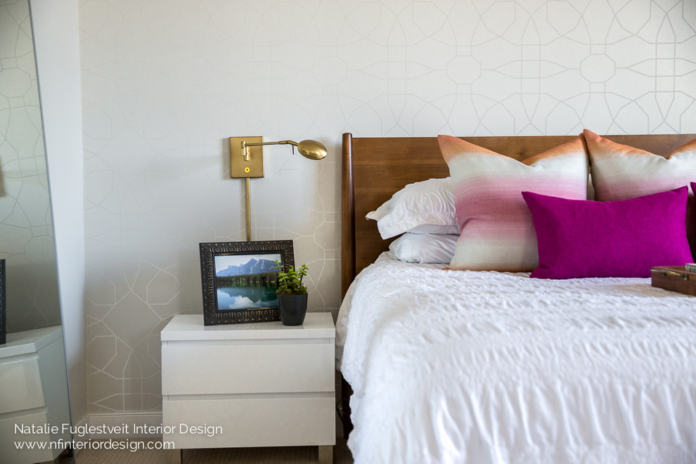 Свежая идея для дизайна: хозяйская спальня среднего размера в стиле ретро с белыми стенами и ковровым покрытием - отличное фото интерьера