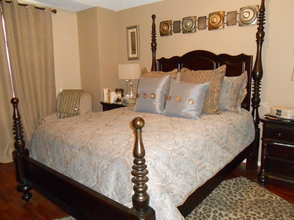 Imagen de dormitorio principal tradicional de tamaño medio sin chimenea con paredes beige