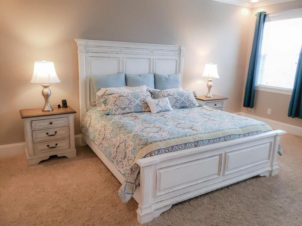 Источник вдохновения для домашнего уюта: хозяйская спальня среднего размера в морском стиле с серыми стенами, ковровым покрытием и бежевым полом