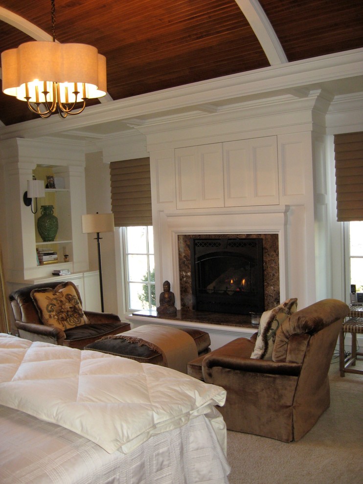 Стильный дизайн: хозяйская спальня среднего размера в классическом стиле с желтыми стенами, ковровым покрытием, стандартным камином и фасадом камина из камня - последний тренд