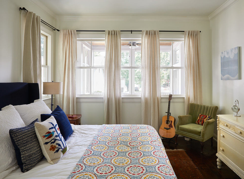 ナッシュビルにある中くらいなミッドセンチュリースタイルのおしゃれな主寝室 (白い壁、濃色無垢フローリング、茶色い床、暖炉なし) のレイアウト