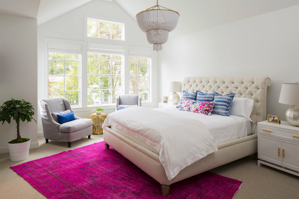 Idée de décoration pour une grande chambre grise et rose tradition avec un mur blanc, un sol beige et aucune cheminée.