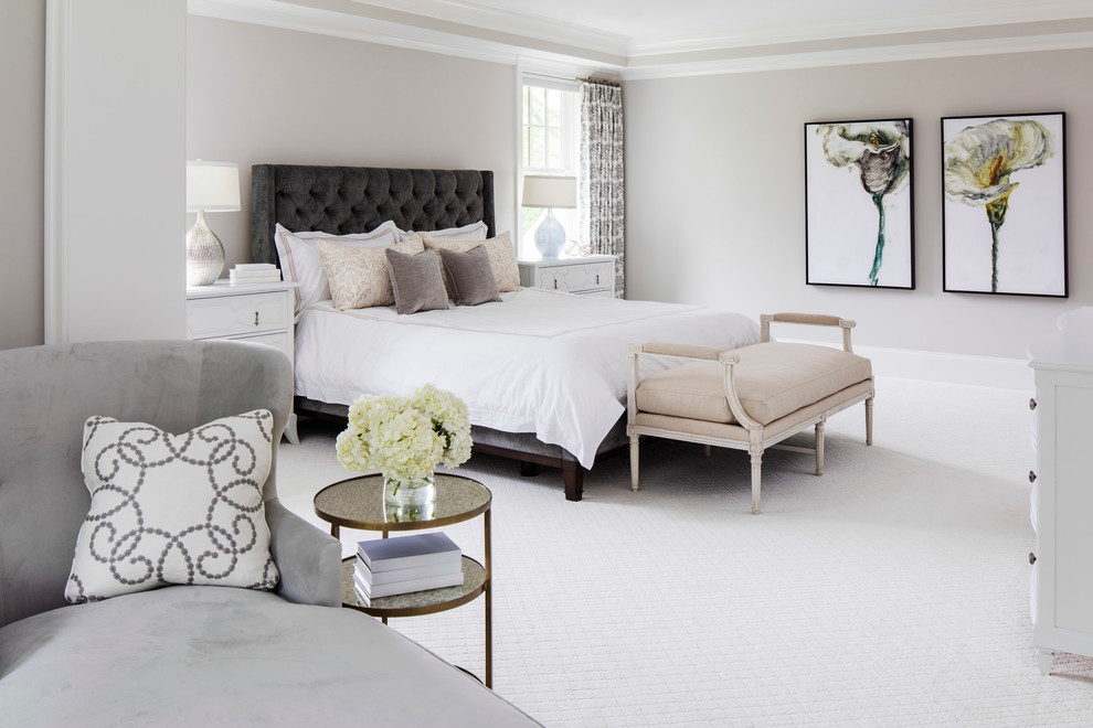 Источник вдохновения для домашнего уюта: хозяйская спальня в классическом стиле с серыми стенами, ковровым покрытием и белым полом