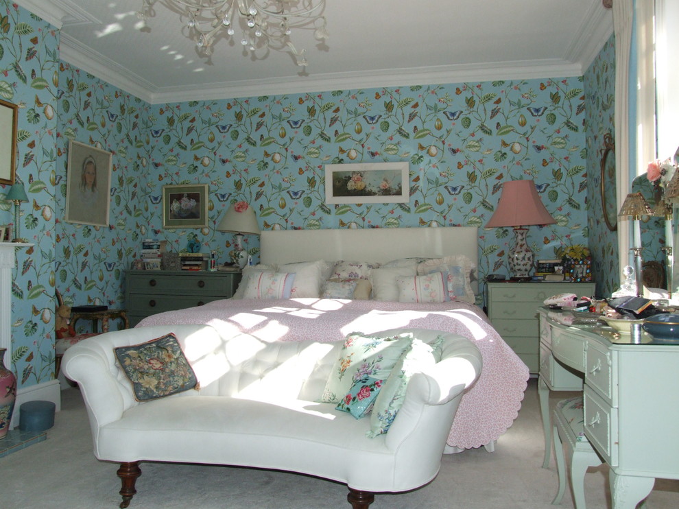 Example of a classic bedroom design in Hampshire