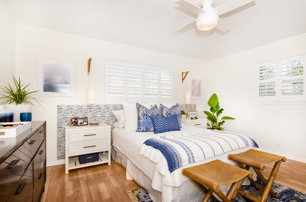 На фото: хозяйская спальня среднего размера в морском стиле с белыми стенами и светлым паркетным полом с