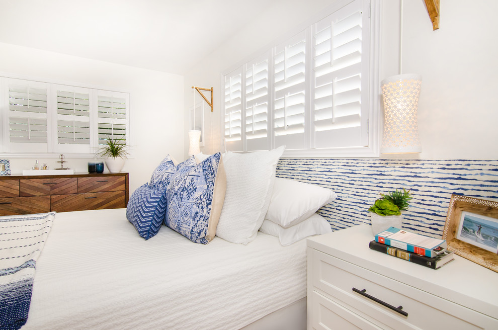 Foto de dormitorio principal marinero de tamaño medio con paredes blancas y suelo de madera clara
