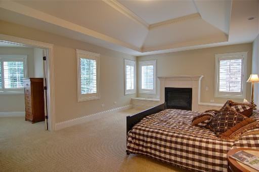 Ejemplo de dormitorio principal tradicional grande con paredes beige, moqueta, todas las chimeneas, marco de chimenea de madera, suelo beige y bandeja