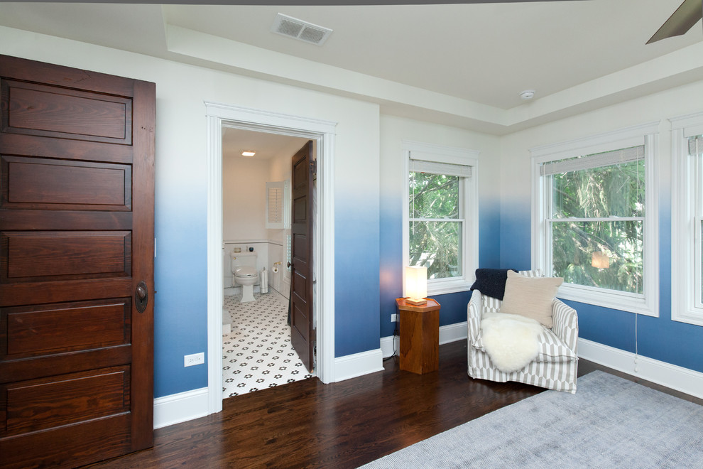 На фото: хозяйская спальня среднего размера в стиле кантри с синими стенами, темным паркетным полом, коричневым полом, многоуровневым потолком и обоями на стенах