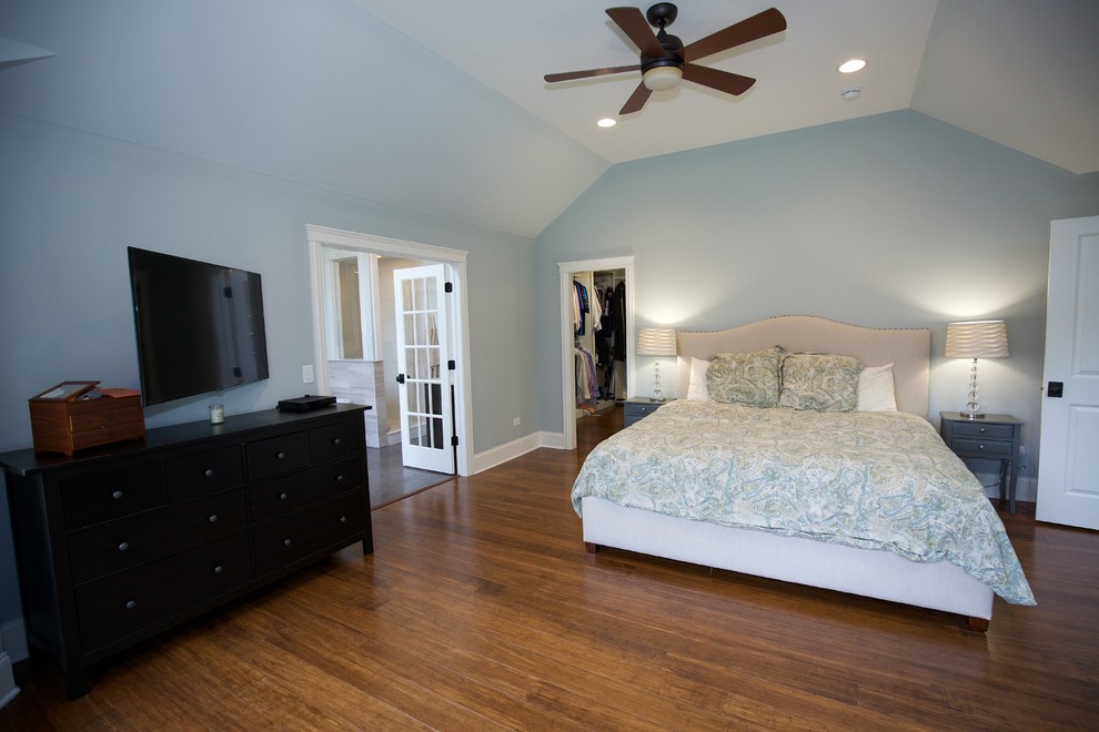 Diseño de dormitorio principal de estilo de casa de campo de tamaño medio con paredes azules, moqueta y suelo beige