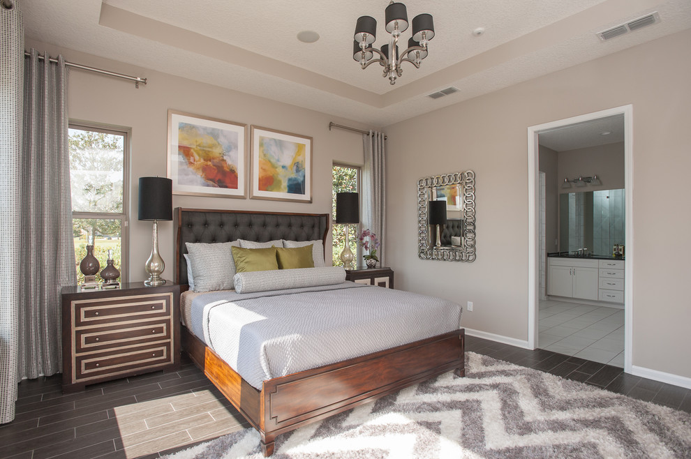 Стильный дизайн: большая хозяйская спальня в стиле модернизм с серыми стенами, полом из керамической плитки и серым полом без камина - последний тренд