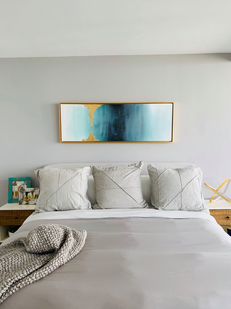 Medium sized modern bedroom in Miami with grey walls.