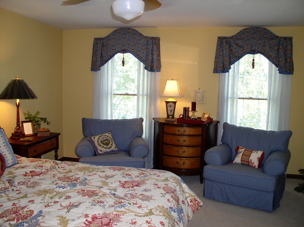 Стильный дизайн: хозяйская спальня среднего размера в средиземноморском стиле с желтыми стенами и ковровым покрытием без камина - последний тренд