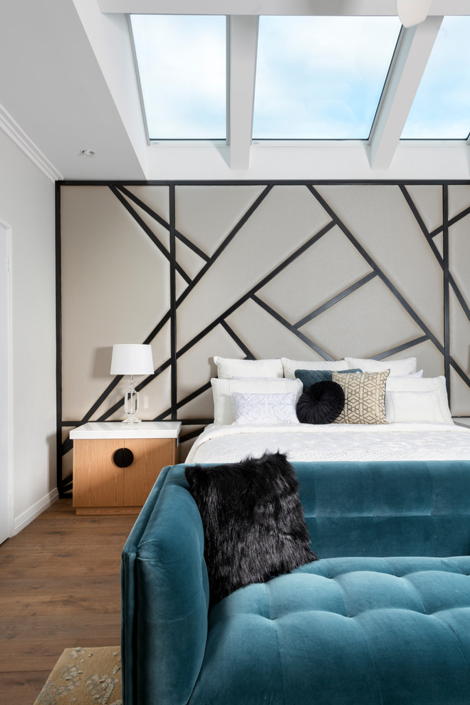 Свежая идея для дизайна: огромная хозяйская спальня в современном стиле с серыми стенами, паркетным полом среднего тона и коричневым полом без камина - отличное фото интерьера