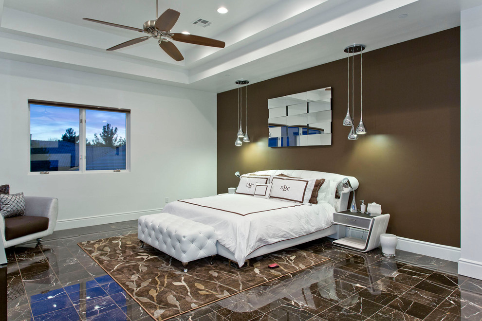 ラスベガスにある広いコンテンポラリースタイルのおしゃれな主寝室 (白い壁、大理石の床、標準型暖炉、石材の暖炉まわり、茶色い床) のインテリア