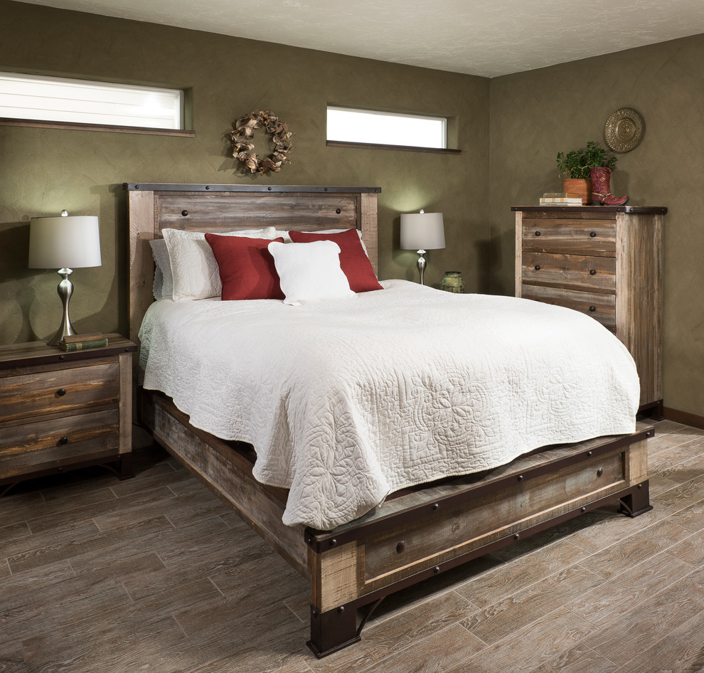 Modelo de dormitorio principal de estilo americano de tamaño medio con suelo de baldosas de cerámica