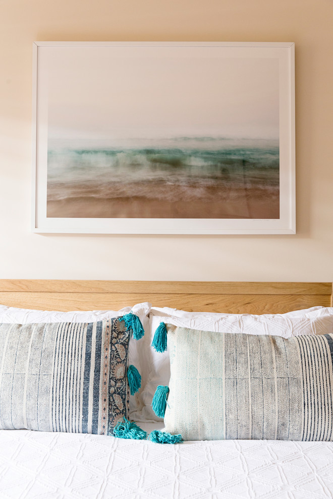 Ejemplo de dormitorio principal costero de tamaño medio con paredes beige, moqueta y suelo gris