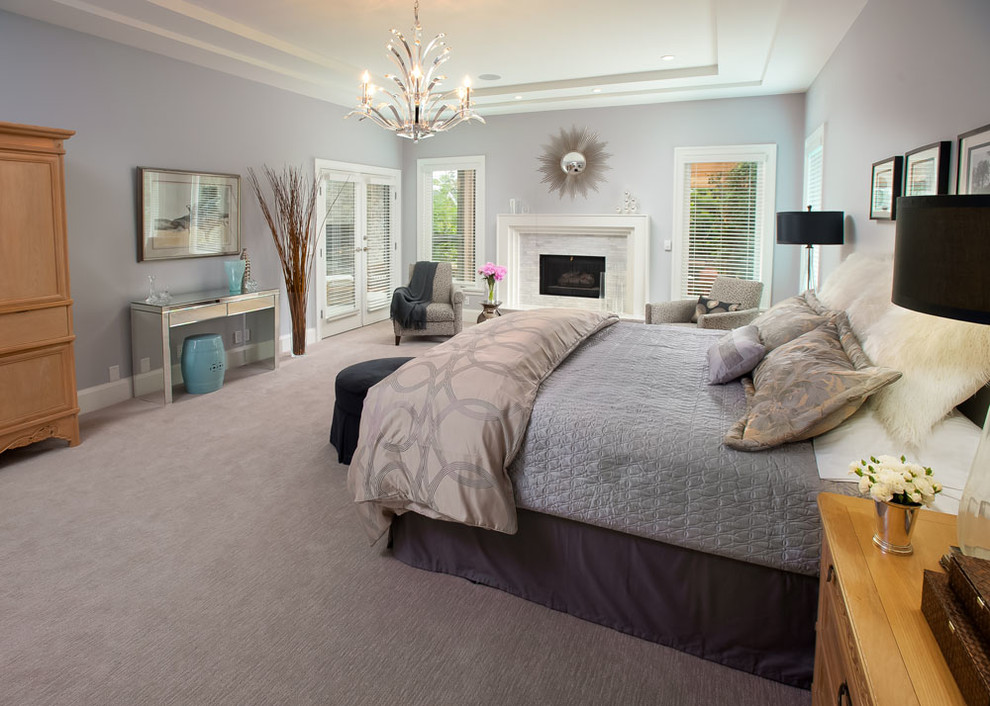 На фото: большая хозяйская спальня в стиле неоклассика (современная классика) с фиолетовыми стенами, ковровым покрытием, фасадом камина из плитки и стандартным камином с