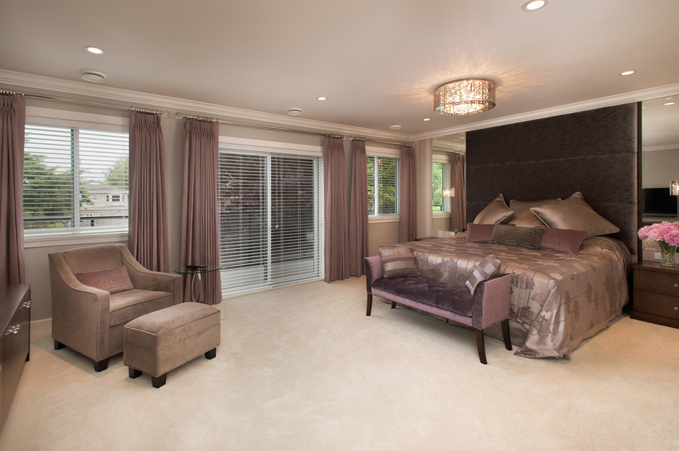 На фото: хозяйская спальня среднего размера в современном стиле с серыми стенами и ковровым покрытием без камина с