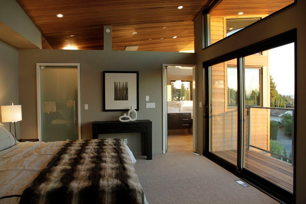 Mittelgroßes Modernes Hauptschlafzimmer ohne Kamin mit brauner Wandfarbe und Teppichboden in Vancouver