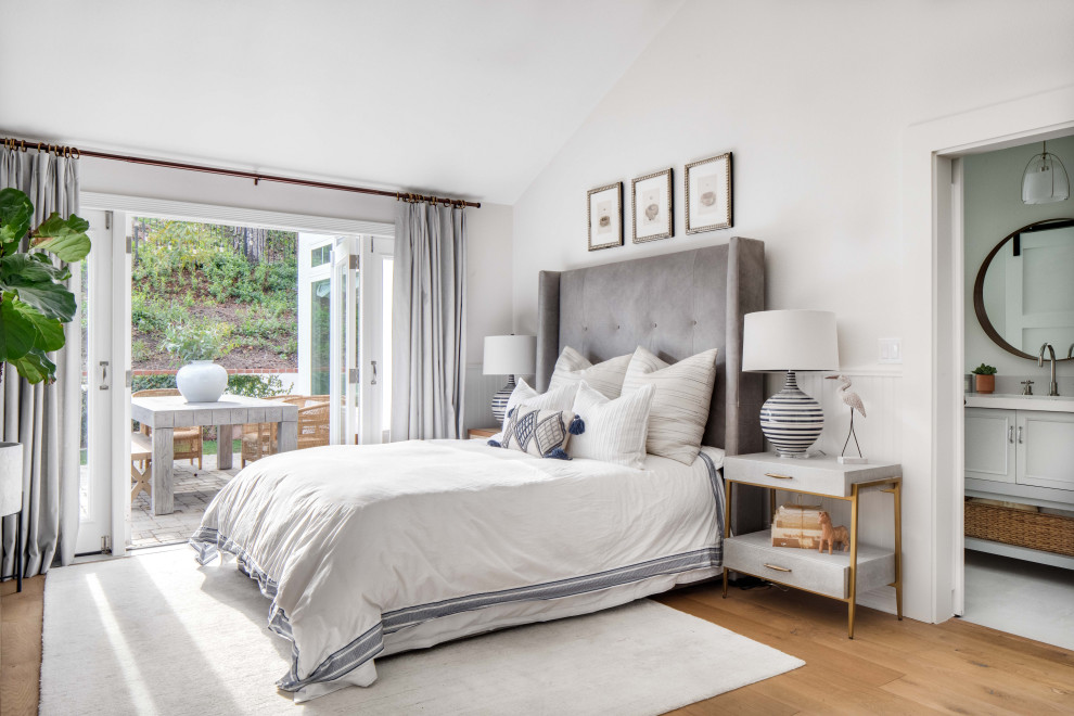 Свежая идея для дизайна: хозяйская спальня в стиле неоклассика (современная классика) с белыми стенами, паркетным полом среднего тона и коричневым полом - отличное фото интерьера