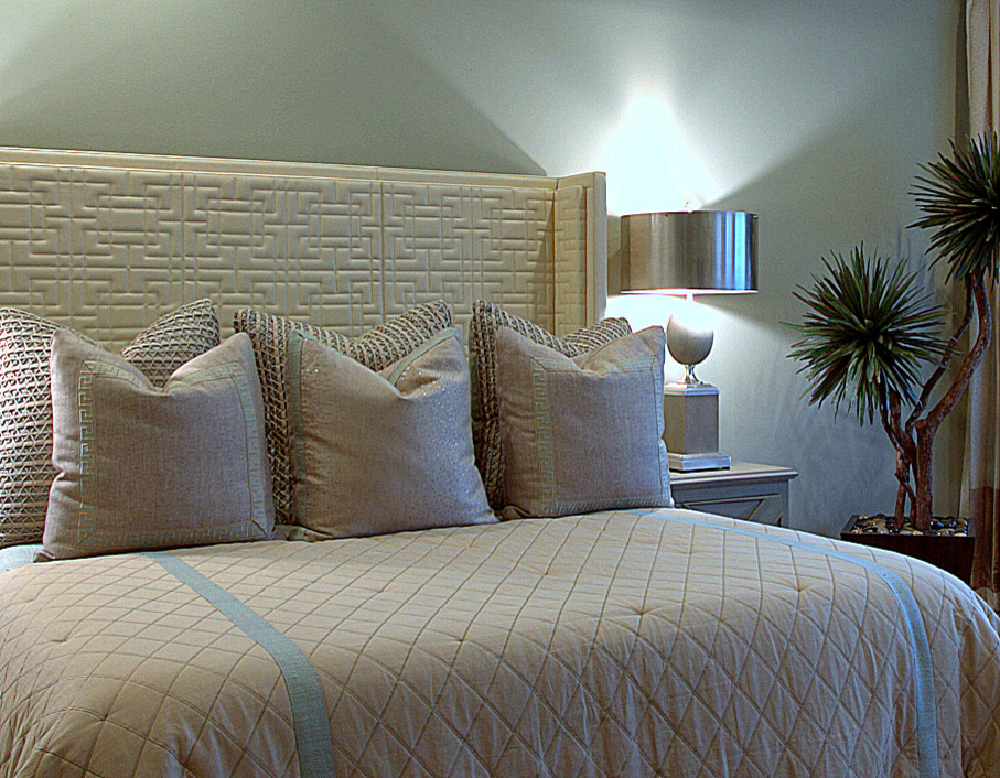Bedroom - modern bedroom idea in Houston