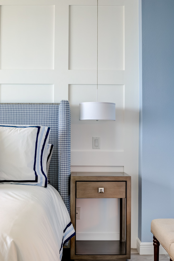 Ejemplo de dormitorio principal costero con paredes azules, suelo de baldosas de cerámica y suelo gris