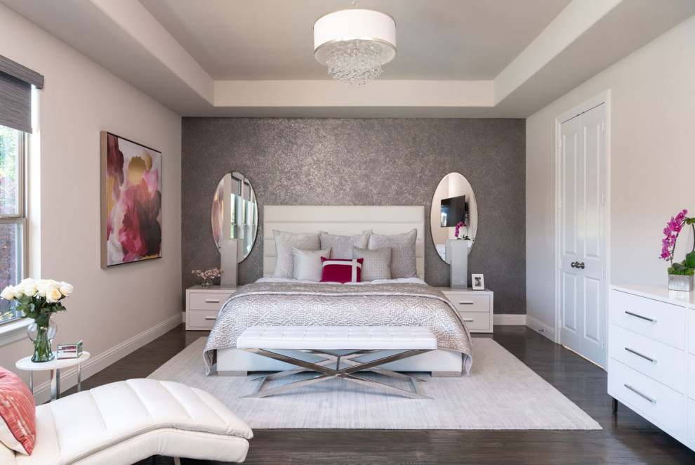 Modernes Hauptschlafzimmer ohne Kamin mit dunklem Holzboden, weißer Wandfarbe, braunem Boden, eingelassener Decke und Tapetenwänden in Dallas