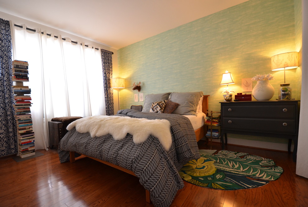 Ejemplo de dormitorio principal minimalista con paredes verdes y suelo de madera oscura