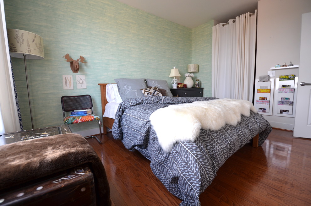 Cette image montre une chambre minimaliste avec un mur vert.