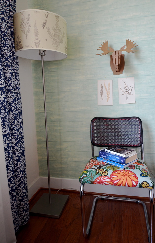 Idée de décoration pour une chambre minimaliste avec un mur bleu et parquet foncé.