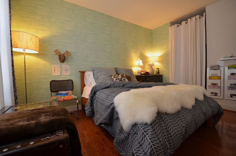 Источник вдохновения для домашнего уюта: хозяйская спальня в стиле модернизм с синими стенами и паркетным полом среднего тона