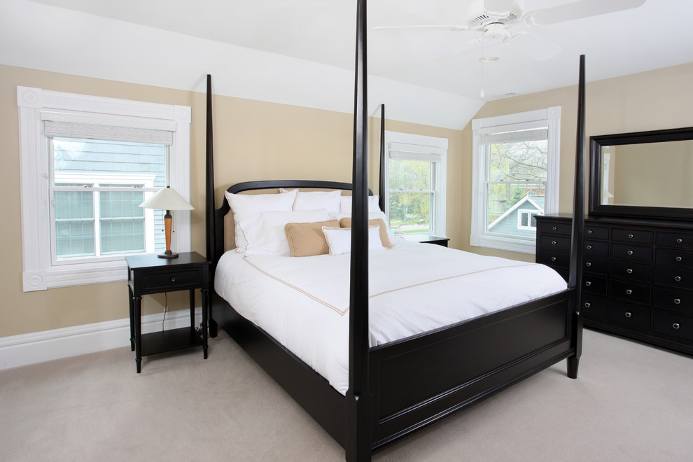 На фото: хозяйская спальня среднего размера в классическом стиле с бежевыми стенами и ковровым покрытием с