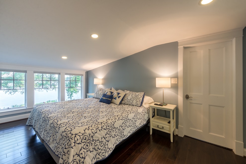 Modelo de habitación de invitados costera de tamaño medio con paredes azules y suelo de madera oscura