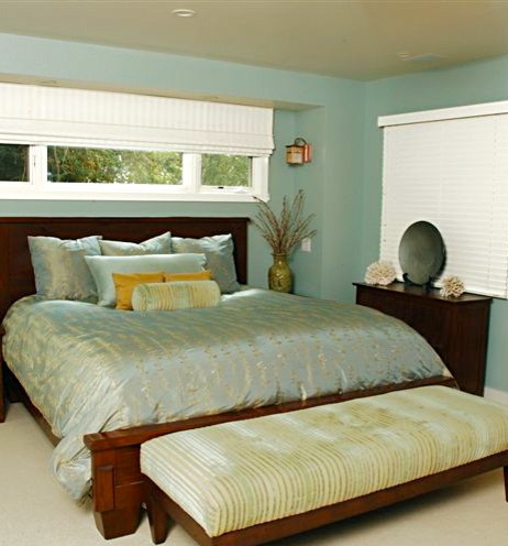 Свежая идея для дизайна: хозяйская спальня среднего размера в восточном стиле с синими стенами и ковровым покрытием без камина - отличное фото интерьера