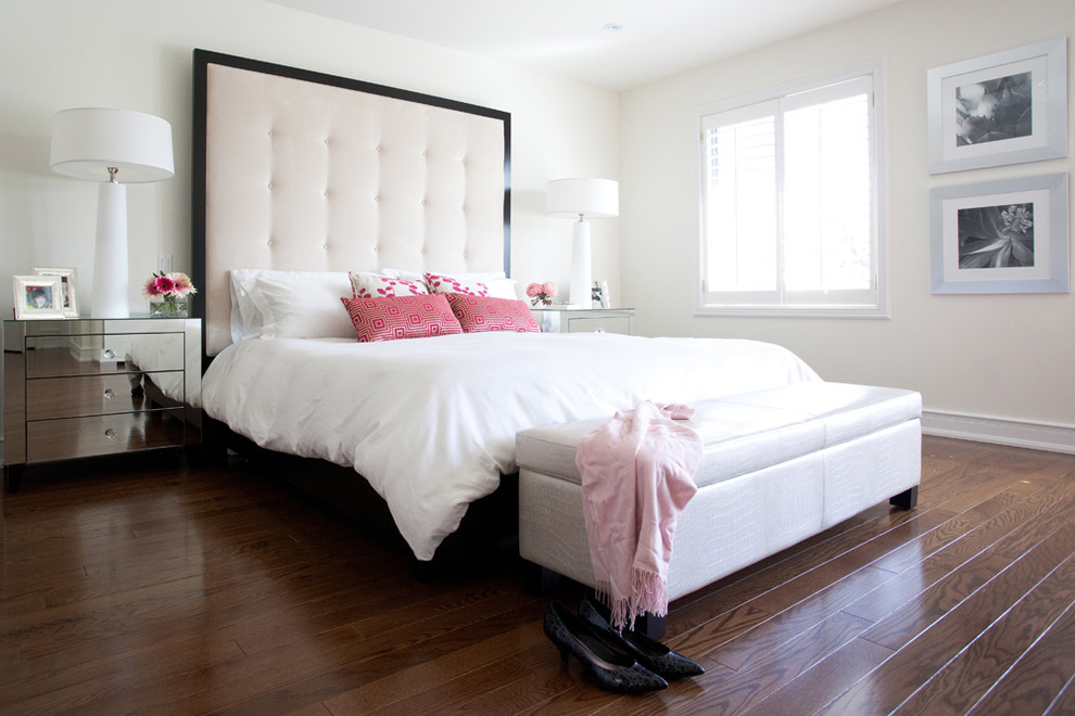 На фото: хозяйская спальня: освещение в современном стиле с белыми стенами и темным паркетным полом без камина с