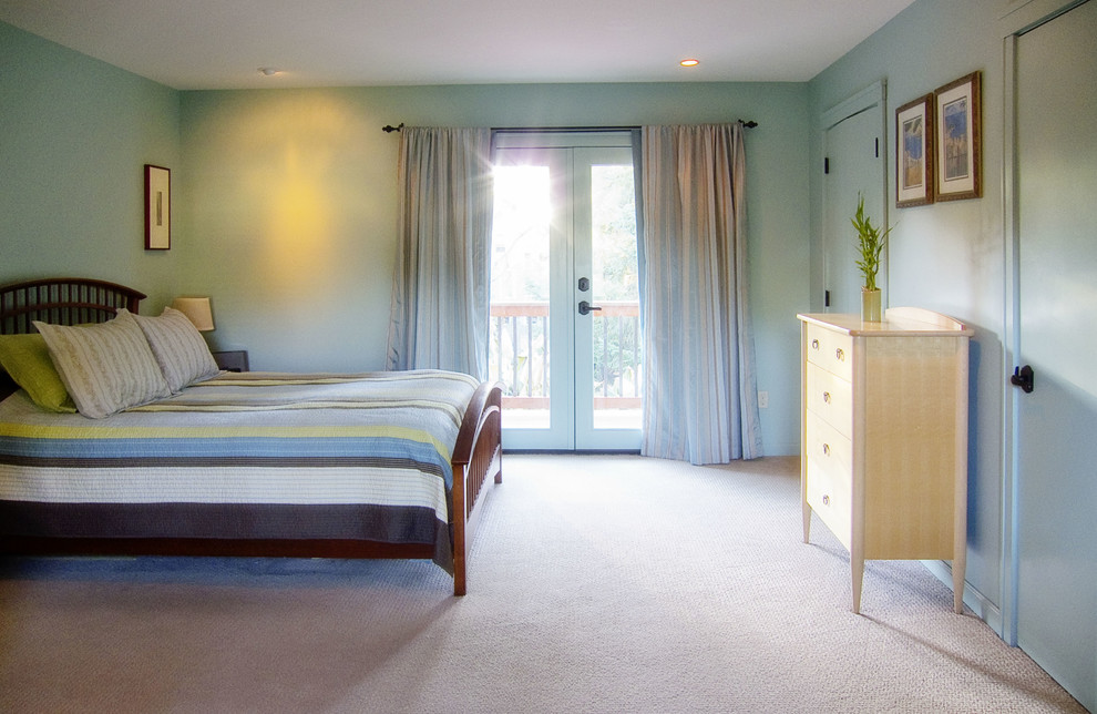 Свежая идея для дизайна: хозяйская спальня среднего размера в средиземноморском стиле с синими стенами и ковровым покрытием - отличное фото интерьера