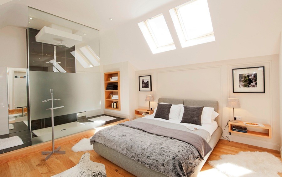Großes Modernes Hauptschlafzimmer ohne Kamin mit weißer Wandfarbe und braunem Holzboden in Sonstige