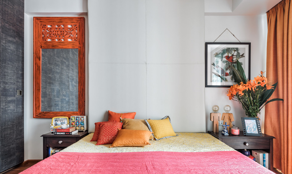 Stilmix Hauptschlafzimmer mit weißer Wandfarbe, braunem Holzboden und braunem Boden in Mumbai