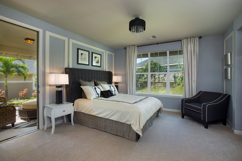 Mittelgroßes Modernes Hauptschlafzimmer mit blauer Wandfarbe und Teppichboden in Hawaii