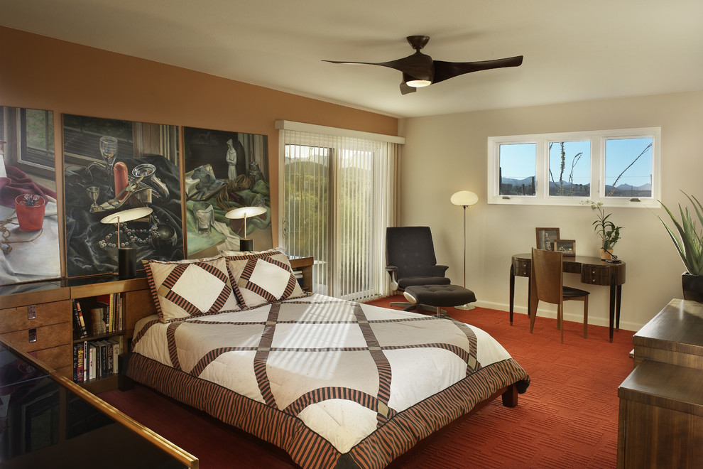 Пример оригинального дизайна: хозяйская спальня в стиле фьюжн с бежевыми стенами, ковровым покрытием, красным полом и акцентной стеной