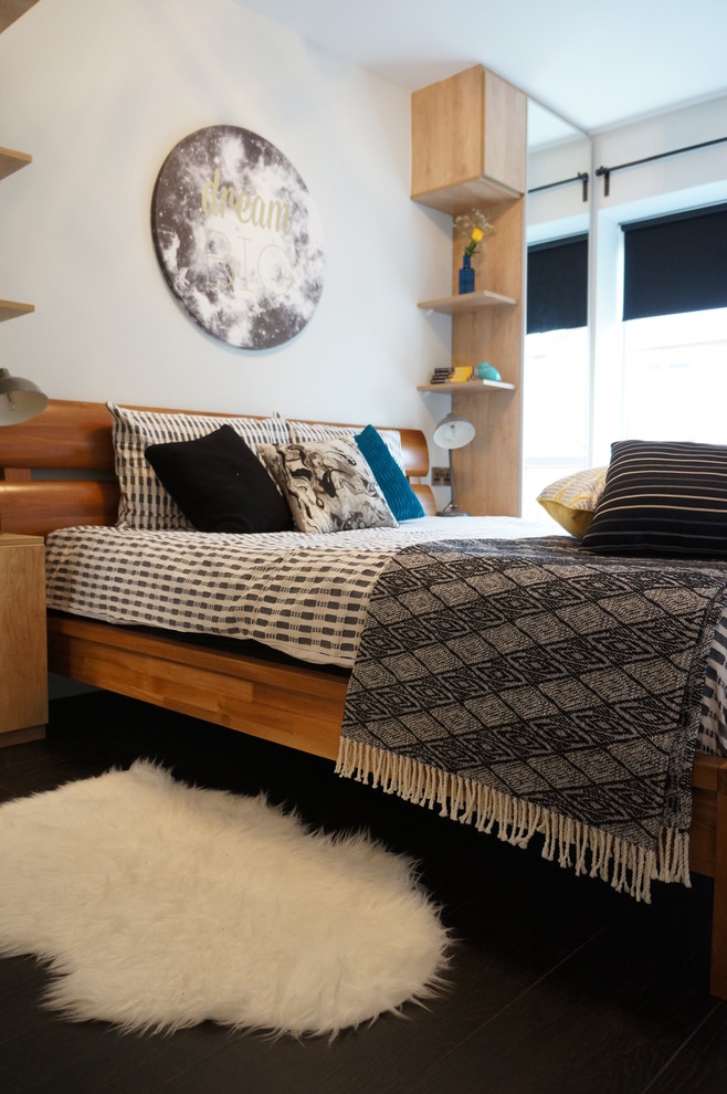 Стильный дизайн: хозяйская спальня среднего размера в современном стиле с серыми стенами, темным паркетным полом и черным полом - последний тренд