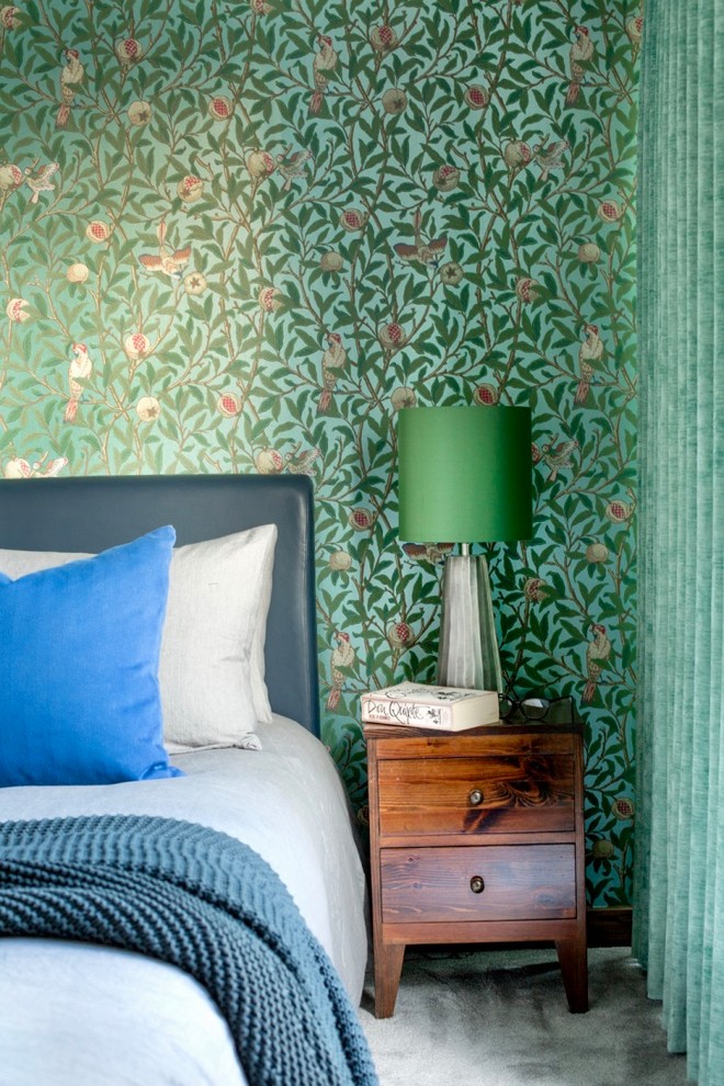 На фото: хозяйская спальня среднего размера в стиле неоклассика (современная классика) с разноцветными стенами, ковровым покрытием и серым полом