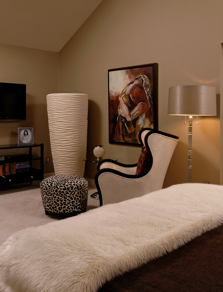 Bild på ett funkis sovrum, med beige väggar och heltäckningsmatta