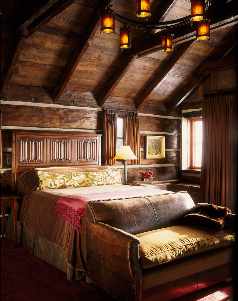 Imagen de dormitorio ecléctico con paredes marrones