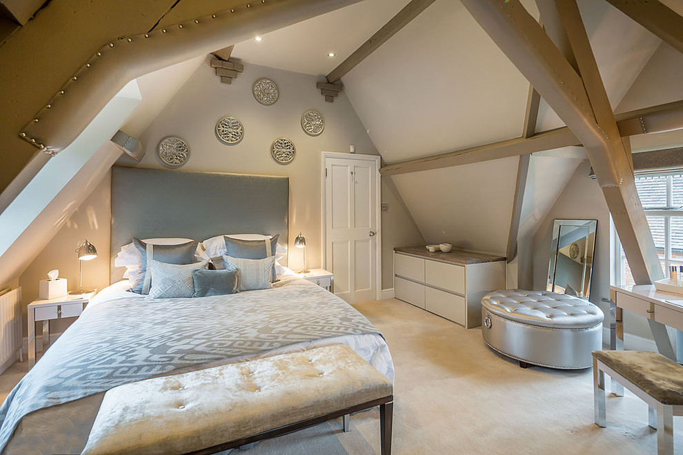 На фото: большая хозяйская спальня на мансарде в стиле модернизм с ковровым покрытием с