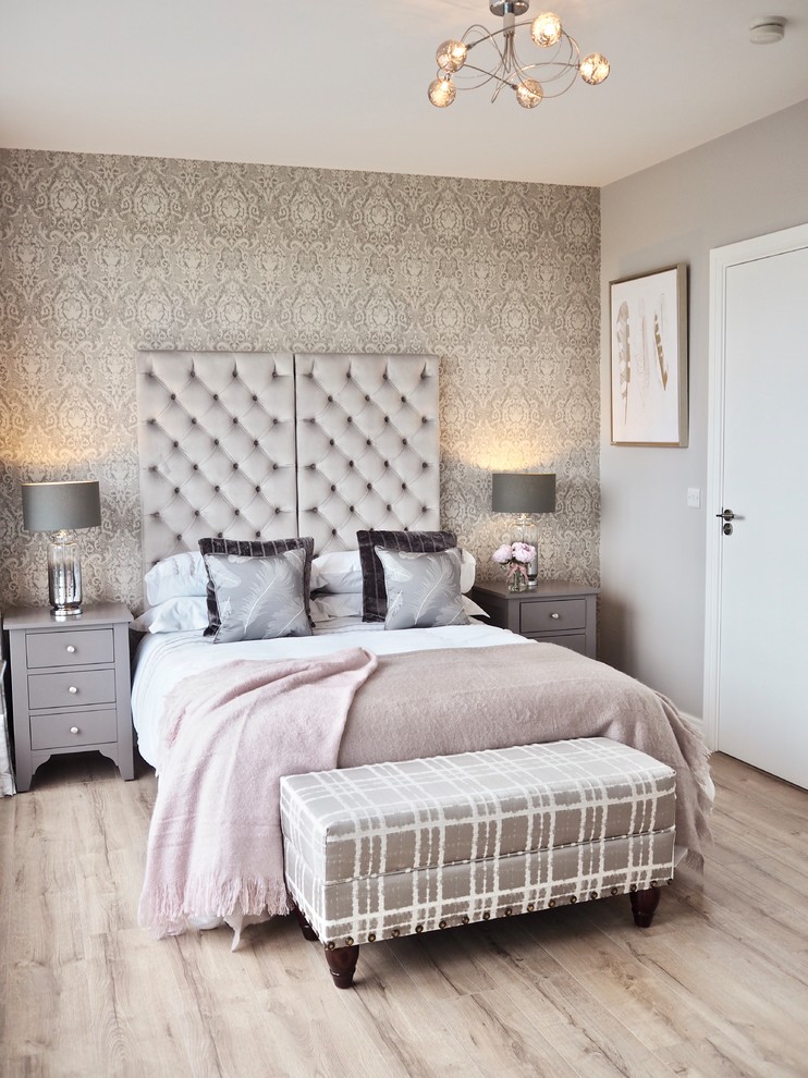 Стильный дизайн: хозяйская спальня среднего размера в стиле неоклассика (современная классика) с серыми стенами, полом из ламината и бежевым полом без камина - последний тренд