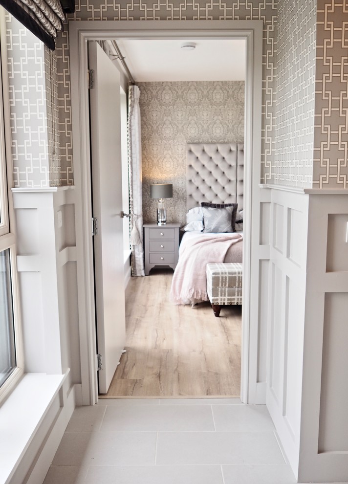 Mittelgroßes Klassisches Hauptschlafzimmer ohne Kamin mit grauer Wandfarbe, Laminat und grauem Boden in Dublin